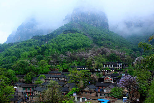 Du khách muốn đến Guoliang nên bắt đầu từ thành phố Tân Hương (Hà Nam), lái xe về phía bắc đại lộ Huanyu (cột S229) và đi tiếp 20 km đến thị trấn Huixian. Tại đây, đi thẳng cho tới giao lộ giữa S229 và S228, rẽ trái, đi tiếp khoảng 13 km tới làng Nanzhaizen. Rẽ trái một lần nữa và đi theo bảng chỉ dẫn khoảng 13 km để tới làng Guoliang. Ảnh: Shanghai Outing Club.