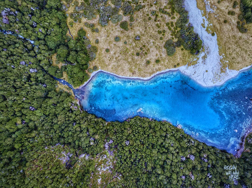Con đập tự nhiên có chức năng lọc ra gần hết tất cả các cặn bẩn trong nước. Nhờ đó, nước hồ Blue Lake luôn giữ được vẻ xanh trong. Cũng chính vì thế, các nhà khoa học cũng đánh giá Blue Lake có tầm nhìn còn xa hơn cả suối Te Waikoropupu nổi tiếng ở Golden Bay. Ảnh: Rogiebeer.
