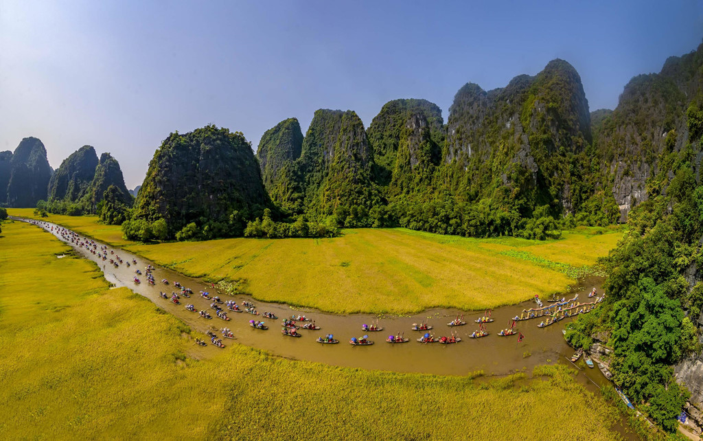 ngam-mua-vang-tam-coc-dep-lung-linh-giua-troi-noĐoàn thuyền xuôi dòng sông êm dịu, đi qua những cánh đồng đương độ thu hoạch là hình ảnh khó quên đối với những ai đến đây và để lại ấn tượng sâu sắc trong lòng mỗi du khách quốc tế khi lần đầu được tận hưởng khung cảnh yên bình mang đậm hồn Việt. Ngoài Tam Cốc - Bích Động, bạn cũng có thể dành thời gian tham quan chùa Bái Đính, Tràng An, hang Múa... những địa danh du lịch nổi tiếng, hấp dẫn du khách ở Ninh Bình.n-nuoc-ivivu-9