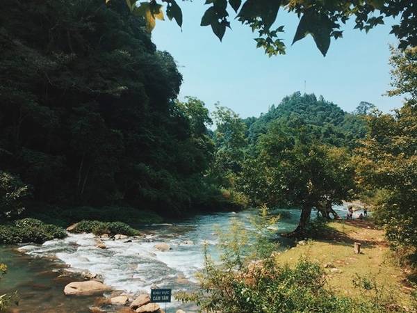 Khu di tích Pác Bó (cách trung tâm Cao Bằng 50 km) có núi Các-mác, suối Lê-nin, nhà trưng bày; giá vé là 20.000 đồng. Hồ Hang Then có cảnh vật hoang sơ, cạnh đó có mấy nhà sàn để khách nghỉ chân, ăn uống.