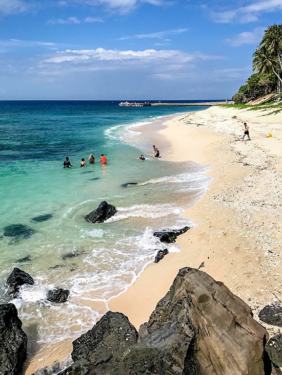 Một trong những bãi tắm được nhiều du khách ưa chuộng trên đảo là bãi Dừa với mặt nước xanh biếc, gợn sóng lăn tăn, kế bên những tảng đá vốn là trầm tích của núi lửa từ hàng triệu năm.