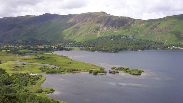 Hồ Derwentwater, Anh Nằm ở phía bắc của một vườn quốc gia ở Anh, Derwentwater được bao quanh bởi những ngọn đồi xanh mướt và có nhiều lối mòn dành cho khách thích đi bộ đường dài. Đến đây, bạn sẽ biết được vì sao khu vực này lại tạo cảm hứng cho các nhà thơ như William Wordsworth, Samuel Taylor Coleridge và Robert Southey. Ảnh: Wekipedia.