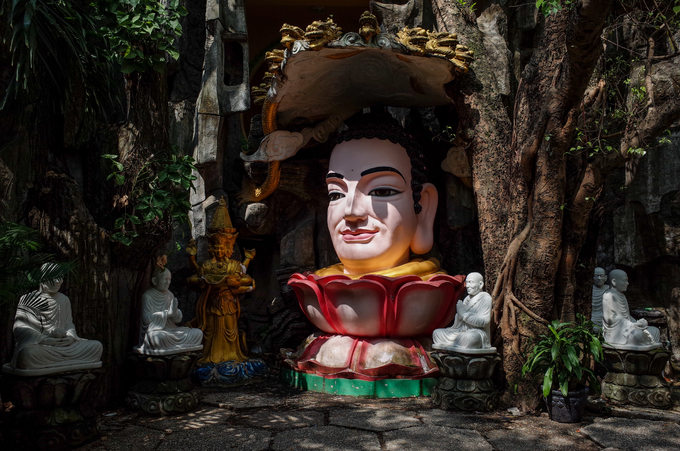 Khuôn viên chùa có những những bức tượng Phật đặt bên hang đá, cây bồ đề.. tạo cảnh quan nguyên sơ, thanh tịnh.