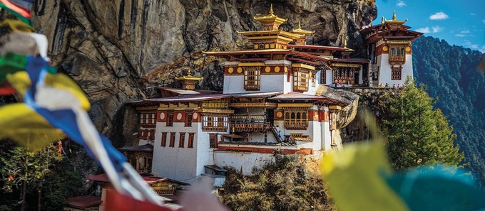 Thân thiện với môi trường Luật ở Bhutan quy định 60% diện tích đất nước dành để bảo vệ rừng cho thế hệ kế tiếp. Hàng năm, Bhutan tạo ra khoảng 1,5 triệu tấn carbon nhưng 70% diện tích rừng ở Bhutan đã hấp thụ lại 6 triệu tấn khí này. Vì vậy, Bhutan cũng là quốc gia có lượng khí carbon thải ra môi trường thấp nhất thế giới. Vào năm 1999, trong khi các quốc gia khác xem xét việc cấm sử dụng túi nhựa, Bhutan đã thực thi điều luật này. Ảnh: National Geographic.