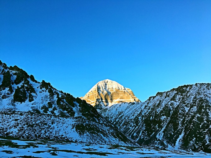 Núi Kailash Nằm xa về phía tây của Tây Tạng, Kailash được nhiều người Tây Tạng coi là ngọn núi linh thiêng nhất. Với độ cao gần 6.700 m, nơi này phủ tuyết quanh năm, nổi bật giữa khung cảnh hùng vĩ của dãy Himalaya. Dù ngọn núi rất đẹp và đầy thử thách với các nhà leo núi, không ai được phép chinh phục nó. Ảnh: Tibet Discovery.