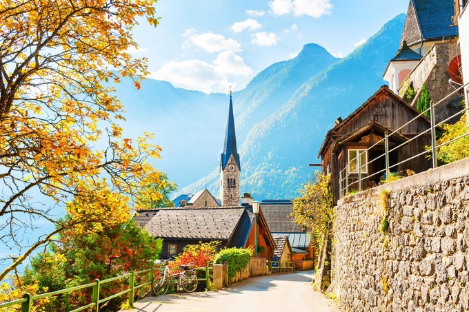 Làng Hallstatt, Áo Làng Hallstatt là một trong những ngôi làng lâu đời và điểm đến du lịch nổi tiếng nhất ở Áo. Nằm cách Salzburg khoảng một giờ lái xe, mỗi năm nơi đây thu hút một triệu khách du lịch nhờ khung cảnh thiên nhiên hùng vĩ và những ngôi nhà mang kiến trúc Baroque. Vào mùa thu, làng có không khí trong lành và tiết trời mát mẻ. Từ đây, du khách có thể ngắm nhìn khung cảnh lá vàng bên hồ Hallstatt và núi non của dãy Alps. Ngoài ra, du khách có thể ghé thăm bảo tàng Hallstatt hoặc ngôi nhà xương, nơi lưu giữ 600 đầu lâu được sơn màu. Ảnh: Dreamstime/Smallredgirl.