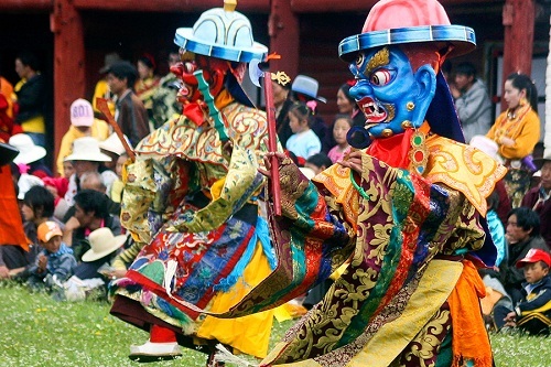 Lễ cầu nguyện Monlam là lễ hội lớn nhất ở Tây Tạng, thường được tổ chức từ ngày 4 đến 11 tháng Giêng, theo lịch mặt trăng. Ảnh: Equus Journeys.