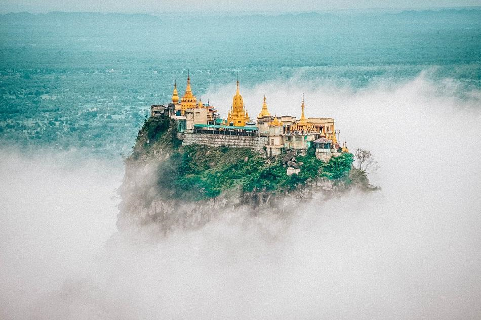 Taung Kalat: Nằm trên ngọn núi lửa cao, cách mực nước biển hơn 730 m, phía tây nam núi Popa, tu viện Phật giáo trên đỉnh Taung Kalat là một trong những địa điểm linh thiêng ấn tượng nhất Myanmar. Sau khi leo đủ 777 bậc thang, ngắm nhìn đàn khỉ trên đường đi, bạn sẽ tới được tu viện và chiêm ngưỡng toàn cảnh thành cổ Bagan ngoạn mục từ trên cao. Tu viện trên núi này đẹp như tranh vẽ với những đỉnh tháp dát vàng nằm lơ lững giữa trời mây.