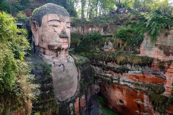 Bức tượng Phật được xây dựng trong suốt 90 năm với khuôn mặt nhân từ, ngồi khoan thai, tay đặt lên đầu gối và đôi mắt hé mở hướng ánh nhìn xuống dòng sông. Bức tượng được điêu khắc kỳ công, tỷ lệ thân Phật cân đối, thể hiện nền văn hóa quảng đại của thời nhà Đường. Điểm đặc biệt của bức tượng này là mái tóc Đức Phật, được làm từ 1.021 lọn tóc xoắn ốc. Lạc Sơn Đại Phật cùng với Nga Mi Sơn đã được UNESCO công nhận là Di sản thế giới năm 1996. Ảnh: ShutterStock/AbuSun1812.