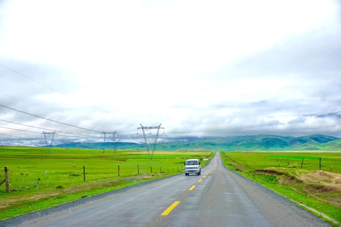 Hồ Thanh Hải cách thành phố Tây Ninh (Trung Quốc) tầm 140 km. Xe đi đường đồi núi nhưng không qua đèo vì có đường hầm xuyên qua từng đoạn núi. Những con đường băng qua thảo nguyên rộng, khoáng đãng, mang lại cảm giác tự do tự tại.