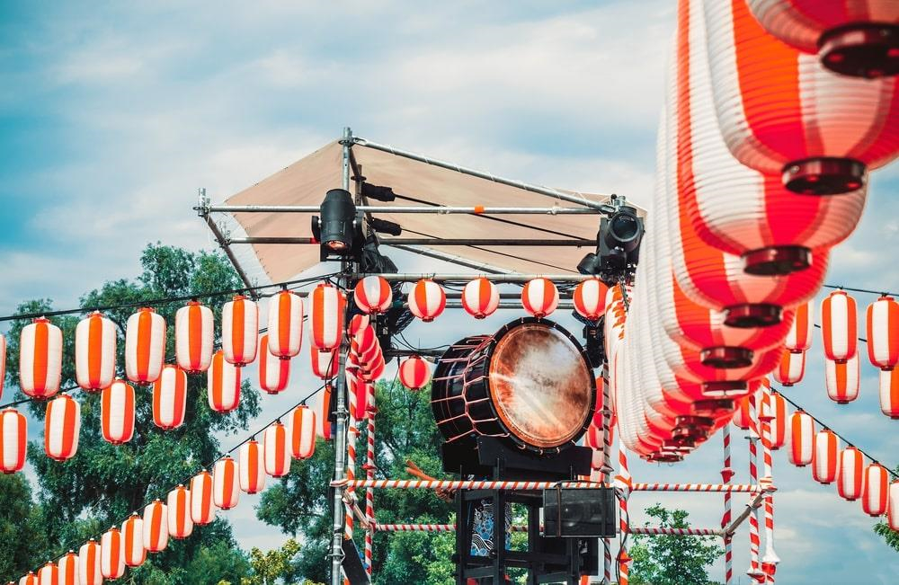 Mỗi khu vực lại tổ chức lễ hội Obon vào thời điểm khác nhau. Ở hầu hết vùng miền Nhật Bản, Obon thường diễn ra từ ngày 13-16/8, được gọi là Hazuki hay "Tháng của những chiếc lá". Tại một số vùng ở Tokyo và Okinawa, ngày lễ này được tổ chức vào giữa tháng 7 Âm lịch. Ảnh: Natalya Erofeeva.