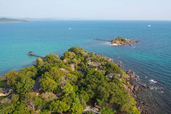 Rock Sunset Island Bar – địa điểm ngắm hoàng hôn đẹp nhất Việt Nam, nằm trên một đảo nhỏ riêng biệt cách bán đảo chính chỉ 5 phút đi thuyền.