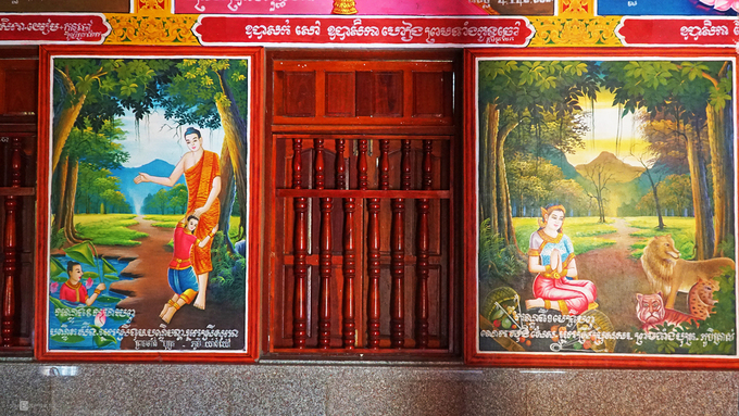 Bên trong chánh điện có những bức phù điêu, hình ảnh Đức Phật Thích Ca.