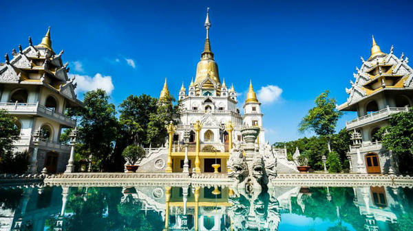  Không phải Thái Lan hay Myanmar, ngôi chùa lộng lẫy này nằm tại quận 9, TP HCM, cách trung tâm khoảng 20 km. Ngôi chùa được thiết kế với nét kiến trúc đặc trưng của những công trình đạo Phật ở Đông Nam Á, tỏa ánh vàng rực rỡ dưới ánh nắng, phản chiếu lên mặt nước hồ. Ảnh: dulichbui
