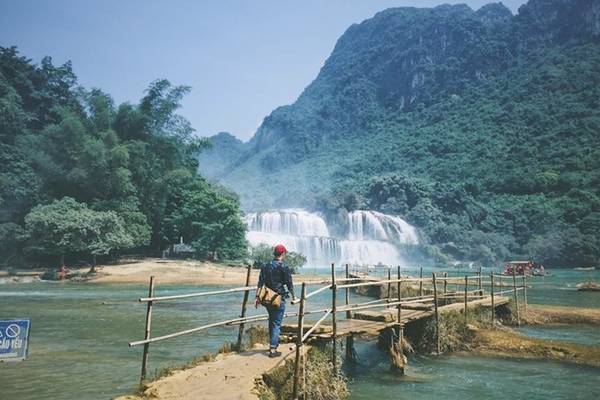 Các tư vấn đi Cao Bằng của Hoàng Tuấn Anh (29 tuổi, Hà Nội) được hàng nghìn lượt xem vì thông tin chia sẻ chi tiết, có chuyến đi nhiều cảnh đẹp với chi phí vừa phải. Thời điểm tháng 9, 10 là mùa đẹp của Cao Bằng vì thác Bản Giốc có nhiều nước, nhiều đoạn ruộng bậc thang chín vàng. Còn nếu muốn ngắm hoa tam giác mạch, bạn nên đi vào tháng 10. Tuấn Anh tư vấn đi xe giường nằm Hà Nội - Cao Bằng chạy lúc 22h, để tới nơi lúc 5h sáng. Giá một chiều là 200.000 đồng. Nếu đi cuối tuần nên đặt vé trước hai ngày. Phương tiện di chuyển tại Cao Bằng, bạn có thể thuê ôtô 7-16 chỗ nếu đi nhóm, hoặc xe máy (nên chọn xe số) giá 150.000 đồng một ngày.