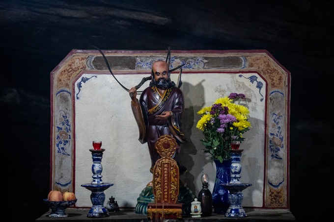 Bên trái bàn thờ Tam thế Phật là bàn thờ Tổ sư Đạt-ma với bài vị bằng gỗ sơn son thếp vàng trên đó ghi “Phụng tự Tây phương Đông Độ lịch đại tổ sư chi linh vị”.