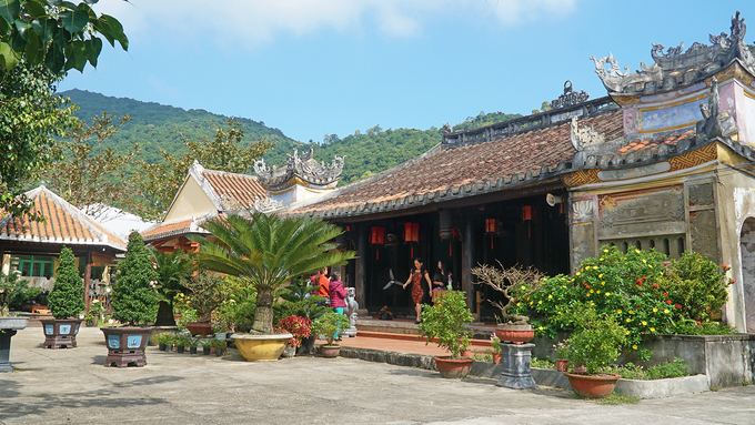 Chùa có lưng tựa núi, mặt nhìn ra thung lũng nhỏ là cánh đồng lúa duy nhất trên đảo Cù Lao Chàm, phần mái lợp ngói âm dương.