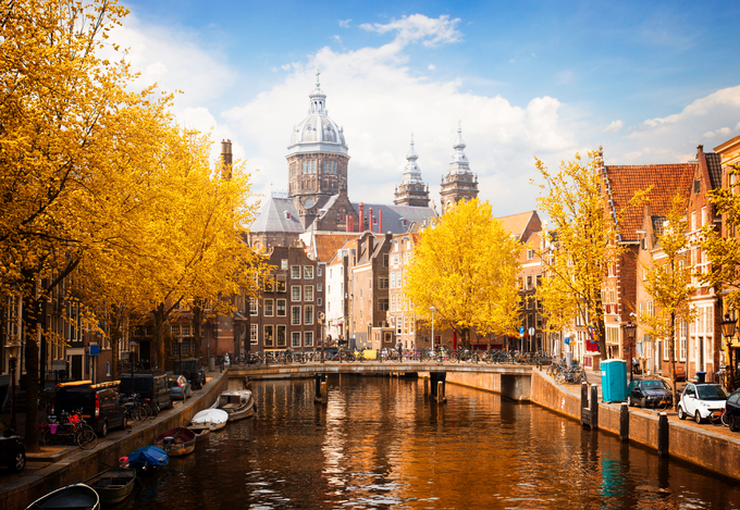 Amsterdam, Hà Lan Với hơn 400.000 cây xanh trên khắp thành phố, Amsterdam là một trong những điểm đến đẹp nhất để ngắm cảnh sắc mùa thu. Từ tháng 9 đến tháng 11, các công viên, kênh đào lịch sử ở đây chìm trong sắc vàng đỏ của cây lá. Ngoài ra, những con đường trải đầy lá khô cũng làm khung cảnh trở nên lãng mạn hơn. Vào mùa thu, ở đây diễn ra một số lễ hội như Halloween, bảo tàng dưới trăng Museum Night. Ảnh: Dreams Time.