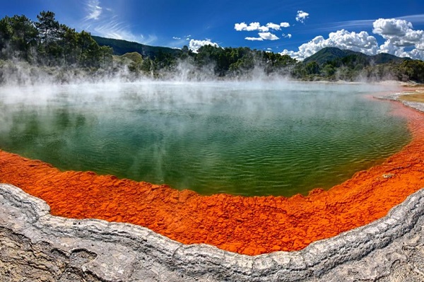 Wai-O-Tapu, New Zealand: Wai-O-Tapu là khu vực địa nhiệt thuộc vùng núi lửa Taupo, New Zealand. Nơi đây có những hồ nước nóng rực rỡ đầy màu sắc như màu xanh ngọc, màu vàng hay màu cam, trong đó, nổi bật là Champagne Pool với phần trung tâm màu xanh ngọc lục bảo, phía bên ngoài có màu cam và Lady Knox Geyser, phun nước lên độ cao gần 20 m vào mỗi buổi sáng. Ảnh: HennerDamke/Shutterstock.