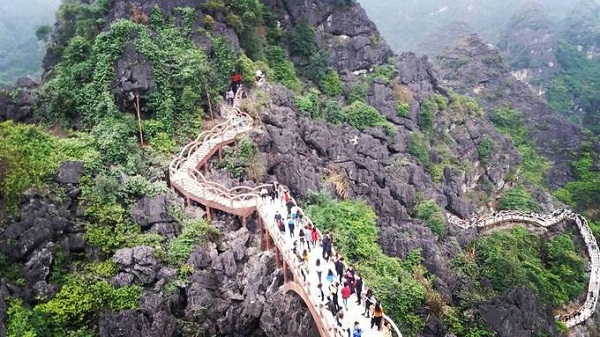 Từ đỉnh núi, du khách có thể phóng tầm mắt chiêm ngưỡng toàn cảnh Tràng An hoang sơ với núi non trùng điệp, làng mạc và những cánh đồng. Ảnh: Thumoon2031.