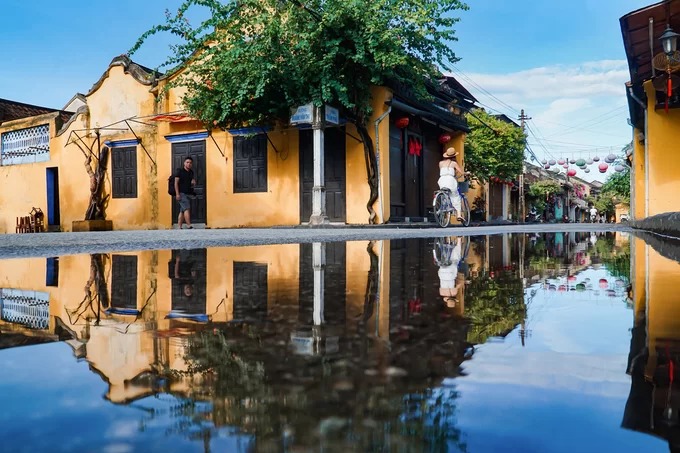 Mùa mưa ở Hội An kéo dài từ tháng 8 đến 12 và nhiều nhất vào khoảng tháng 10. Những ngôi nhà cổ trên đường Hoàng Văn Thụ và đường Trần Phú trở nên đẹp lạ khi in bóng trên mảng nước mưa đọng lại.