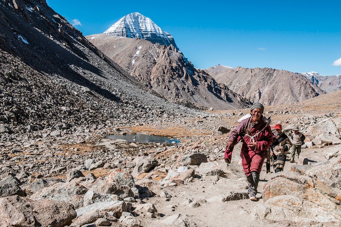 Mỗi năm, hàng nghìn tín đồ đến từ Ấn Độ, Nepal, Bhutan và Tây Tạng tới đây để thực hiện một cuộc hành hương dài 52 km quanh chân núi để cầu nguyện và thể hiện lòng thành kính của họ. Một hành trình Kailash dành cho khách du lịch thường kéo dài khoảng 15 - 20 ngày. Ảnh: Rudolf Thalhammer.