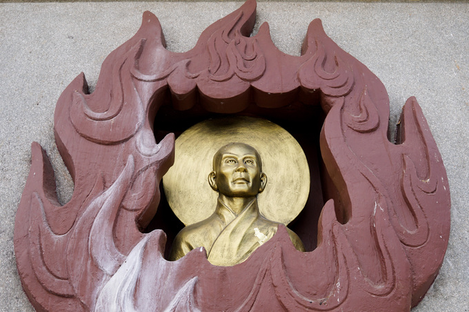 Xung quanh đài sen đặt tượng Kim Thân Phật tổ tạc chân dung hòa thượng Thích Quảng Đức và 6 vị hòa thượng khác đã tự thiêu để phản đối sự đàn áp Phật giáo của Ngô Đình Diệm năm 1963.