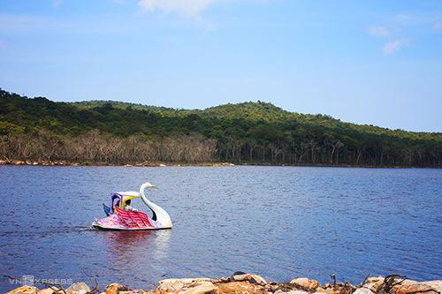 Du khách có thể đi thuyền ngắm cảnh ở hồ Bokor.