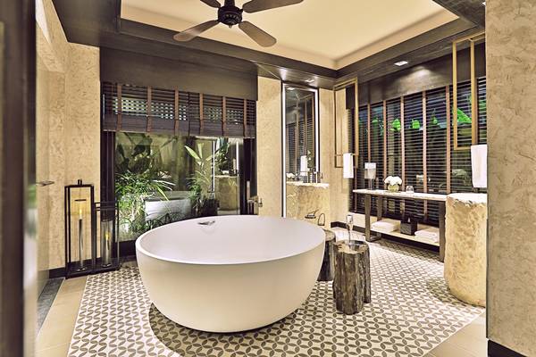 Phòng tắm trong villa với những cánh cửa sổ lớn với vườn cây bên ngoài làm cho không gian thoáng mát và cá tính hơn.