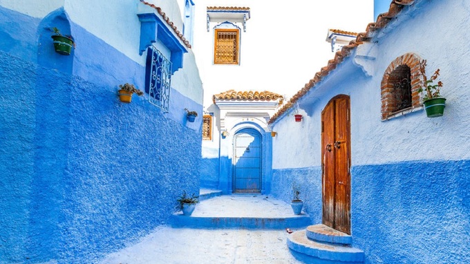 Để đến điểm du lịch nổi tiếng Chefchaouen, du khách có thể di chuyển hoặc chọn tour trong ngày khởi hành từ thành phố Fes, Tangier hoặc thủ đô Rabat. Nếu du khách chọn chuyến bay tới thành phố Casablanca, có thể di chuyển tới Chefchaouean bằng xe buýt CTM với giá vé 140 MAD (340.000 đồng). Tuy nhiên, hành trình kéo dài khoảng 6,5 tiếng di chuyển có thể khiến bạn mệt mỏi, và hãy mang theo thuốc chống say tàu xe nếu cần.