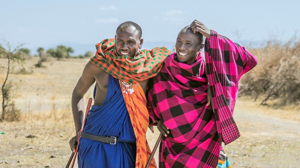 Những người đàn ông Maasai thân thiện, với trang phục truyền thống rực rỡ
