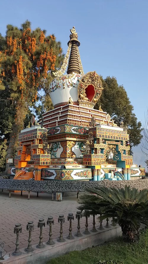 Tu viện Kopan tọa lạc trên đỉnh đồi gần bảo tháp Boudhanath nổi tiếng, nằm cách thủ đô Kathmandu, Nepal khoảng 5,6 km về phía đông bắc, được đức Lama Yeshe thành lập nên vào đầu những năm 1970. Tu viện theo đuổi sứ mệnh bảo tồn, truyền bá đạo Phật, hiện quy tụ hơn 300 nhà sư đang tu tập. Nơi đây cũng cho những người mộ đạo ghi danh các khóa học thiền định kéo dài ba tháng và hàng ngày có các buổi pháp thoại từ thứ hai đến thứ sáu dành cho du khách. Tại ngôi đền chính tu viện, du khách được chiêm ngưỡng bức tranh bốn vị Pháp Vương của Tây Tạng và pho tượng Lama Tsong Khapa cao tới 6 m. Đây chính là nhà truyền thừa đã sáng lập ra trường phái Gelug của Phật giáo Tây Tạng. Ảnh: TMM Nepal.