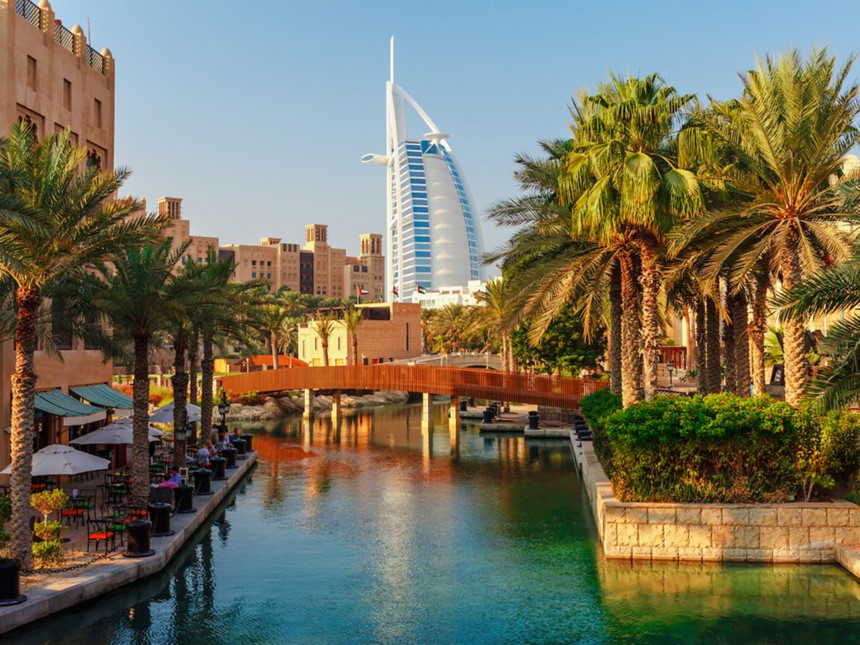UAE: Khoảng 10% tổng giá trị hóa đơn là khoản tiền tip hợp lý tại UAE. Tuy nhiên, khi đến thăm những thành phố lớn như Dubai hay Abuhabi, khoản tiền tip có thể cao hơn, đặc biệt là đối với những dịch vụ cao cấp. Ảnh: Oleg P/Shutterstock.