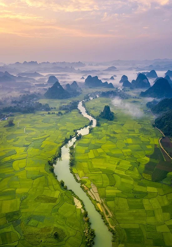 Dòng Quây Sơn bắt đầu chảy vào địa phận Việt Nam từ xã Ngọc Côn, bao quanh là đồi núi trùng điệp và những thửa ruộng chuyển sắc vàng cuối tháng 8. Nhiếp ảnh gia Phạm Huy Trung (TP HCM) vừa có chuyến săn ảnh mùa lúa kéo dài hơn một tháng tại huyện Trùng Khánh. Anh cho biết mình bị “mê mẩn” bởi cảnh sắc thiên nhiên, từ khi lúa còn xanh tới lúc chuyển vàng bên dòng Quây Sơn.