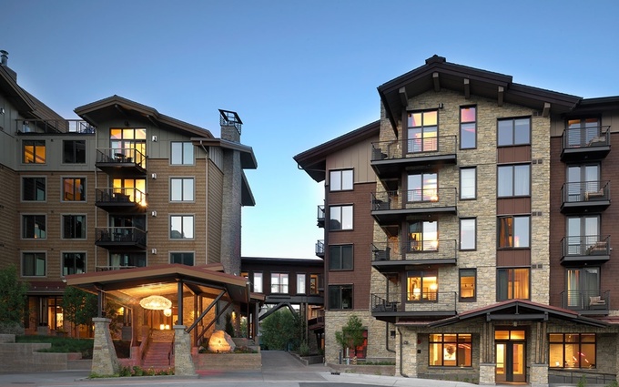 Khách sạn Terra Jackson Hole, Wyoming, Mỹ đã có chứng nhận LEED. Với ý tưởng bảo vệ hệ sinh thái, khu nghỉ dưỡng được xây dựng từ những vật liệu tái chế. Bên cạnh việc sử dụng đệm hữu cơ, chai nhôm hay bóng đèn huỳnh quang, Terra Jackson Hole còn sử dụng năng lượng mặt trời, năng lượng gió. Ảnh: TravelandLeisure.