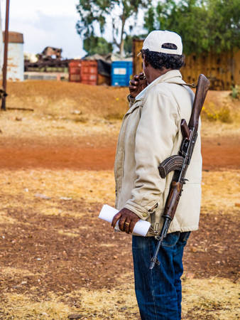 Bảo vệ mang súng AK47 ở Eritrea