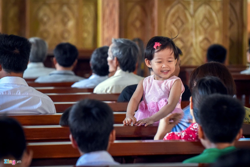 Rất đông giáo dân tập trung về Vương cung thánh đường Sở Kiện mỗi dịp cuối tuần hay ngày lễ quan trọng của cộng đồng Công giáo.