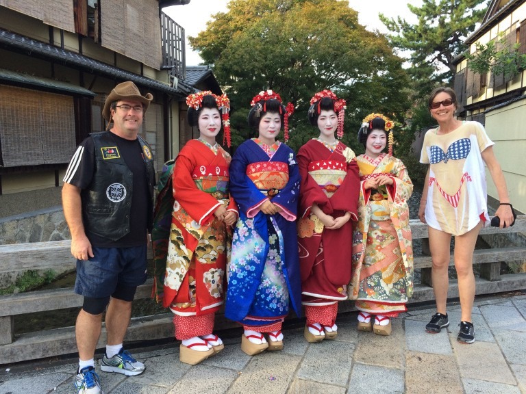 Lời đề nghị chụp ảnh cùng người dân địa phương: Người Nhật, đặc biệt là các nhóm học sinh rất hứng thú khi được chụp ảnh cùng du khách. Điều này thường diễn ra ở những nơi công cộng như Công viên Hòa bình Hiroshima, khu vực gần trường học. Đừng lo lắng, khác với một số quốc gia, bạn sẽ không bị đòi tiền hay ép mua một món hàng gì đó. Họ đơn giản muốn chụp ảnh cùng người xa lạ. 