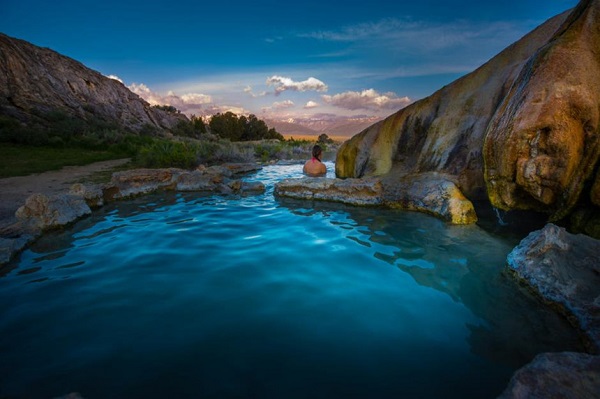 Suối nước nóng Travertine, California, Mỹ: Những hồ nước nóng ở khu vực suối nước nóng Travertine có lớp đất sét mềm, giàu khoáng chất và nguồn nước nóng chảy qua các tảng đá, với nhiệt độ khoảng 39°C. Nơi đây là địa điểm hoàn hảo để du khách có thể thư giãn và quan sát cảnh vật tuyệt vời xung quanh, cũng như ngắm mặt trời lặn phía đông Sierra của California. Ảnh: KrisWiktor/Shutterstock.