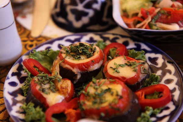 Salad cà tím (Bademjan) Salad là món khai vị phổ biến trong bữa ăn của người dân Uzbekistan. Phổ biến nhất là salad cà tím. Món này gồm cà tím, củ cải thái nhỏ, ăn cùng ớt, mùi tây. Ảnh: Whltravel.