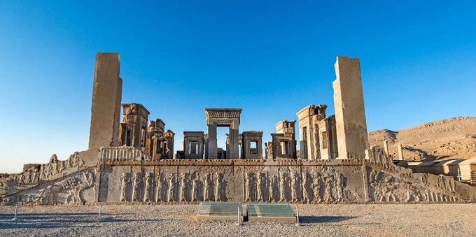Di sản Persepolis Là một trong ba di sản thế giới UNESCO đầu tiên của Iran vào năm 1979, Persepolis với tên địa phương Takhte Jamshid là thủ đô nghi lễ của đế chế Achaemenid cổ đại vào thế kỷ thứ 5 TCN, theo Culture Trip. Persepolis được thành lập và xây dựng dưới thời Cyrus Đại đế, vua Darius I và vua Xerxes. Tàn tích còn sót lại của nền văn minh cổ đại Ba Tư này là những cung điện cũ, ngôi mộ đá, những chiếc cột và vô số bức phù điêu mô tả cuộc sống của các tộc người từng sinh sống ở đó. Leo lên những bậc thang và đi qua cánh cổng của các dân tộc, du khách sẽ hình dung được khung cảnh hùng vĩ, tráng lệ của đế chế cổ. Ảnh: Odyssey Traveller.