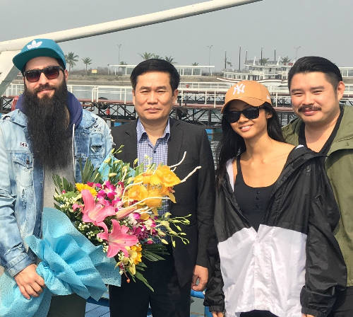 Đạo diễn phim Kong và nữ rapper Suboi trong lần đến Hạ Long.