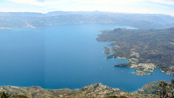 Hồ Atitlan, Guatemala Được bao bọc bởi những ngọn núi lửa và những ngôi làng của người Maya, hồ nước yên tĩnh này tọa lạc ở cao nguyên Guatemala, Trung Mỹ. Như một bức tranh thiên nhiên tuyệt sắc, hồ Atitlan được truyền tụng là nơi có thể chữa lành mọi bệnh tật. Ảnh: Wekipedia