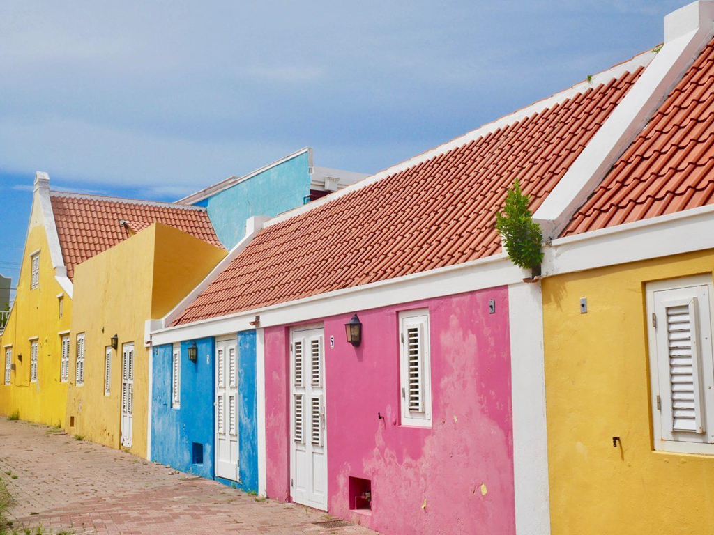 7. Vùng đất màu sắc: Vào những năm 1800, thống đốc Curacao đã bị đau nửa đầu vì mặt trời chiếu sáng xuống những ngôi nhà sơn trắng trên đảo. Bởi vậy, ông đã hướng dẫn người dân địa phương sơn nhà của họ bằng nhiều màu khác nhau. Truyền thống này đã được lưu giữ đến tận ngày nay để góp phần thể hiện văn hóa phong phú, sôi động của hòn đảo.u-7