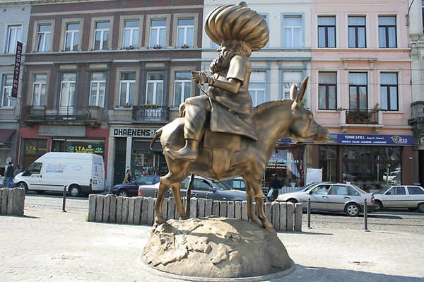 Những bức tượng về người đàn ông cưỡi lừa, ngồi quay mặt ra phía sau xuất hiện mọi nơi ở Thổ Nhĩ Kỳ. Ảnh: Amuzing Planet