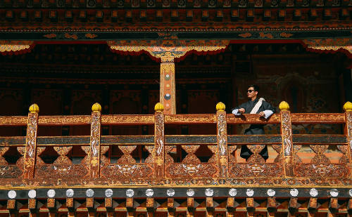 Nam MC điển trai cảm nhận bầu không khí Phật giáo ở Bhutan rất nhẹ nhàng, tinh tế, phảng phất như một làn hương. Anh cho biết Bhutan không giàu có, chất đầy nhà cao cửa rộng hay công nghiệp tân tiến, nhưng người dân nơi đây lại có cuộc sống hạnh phúc đến từ những điều giản dị với môi trường an lành, gần gũi thiên nhiên và là cội nguồn của Phật giáo.