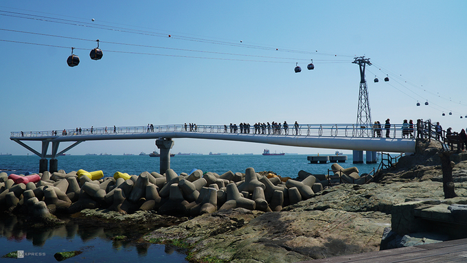 Cầu đi bộ ra biển - Songdo Skywalk Cách trung tâm thành phố Busan 3 km, cây cầu nằm ngay bãi biển Songdo, được chia làm 2 nhánh khác nhau, cho phép du khách đi ra ngoài biển.