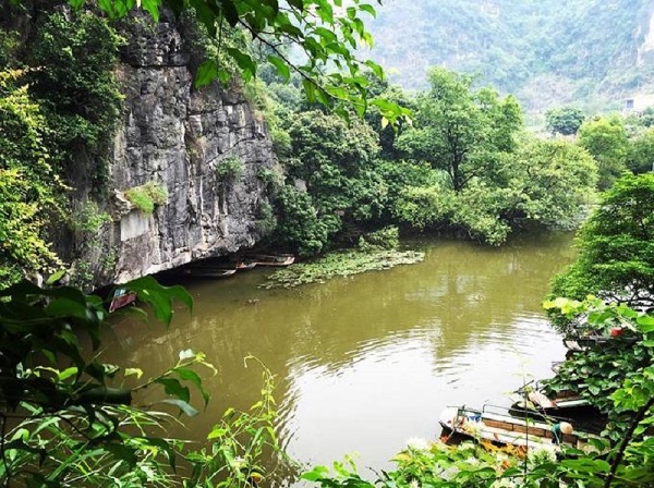 Một trong những điểm dừng chân là hang Luồn, nơi còn lưu giữ các ký tự khắc trên đá từ thời vua Đinh. Ảnh: Imnhungblue.