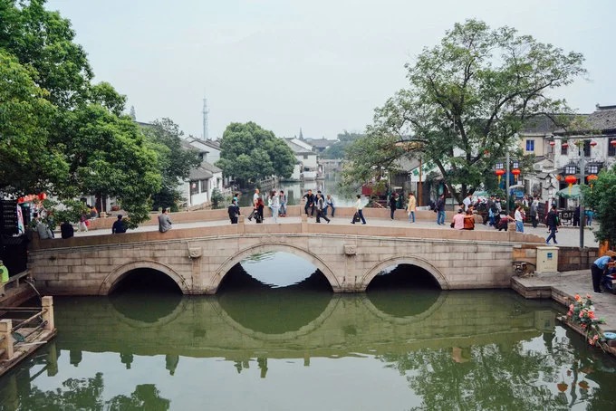 Tô Châu thuộc vùng sông nước Giang Nam xưa kia, nơi có hệ thống kênh rạch chằng chịt cùng rất nhiều thị trấn cổ nổi tiếng với khách du lịch như Châu Trang, Tây Đường, Thất Bảo..., cách thành phố Thượng Hải không xa.
