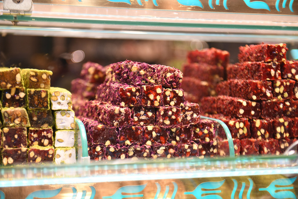 Trong hình là kẹo trộn cánh hoa hồng tươi. Du khách tha hồ lựa chọn các loại kẹo này trong khu chợ Grand Bazaar ở Istanbul, hoặc các cửa hàng thuộc hệ thống Koska